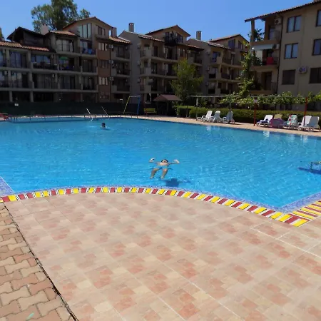 двустаен в комплекс нестинарка 사레보