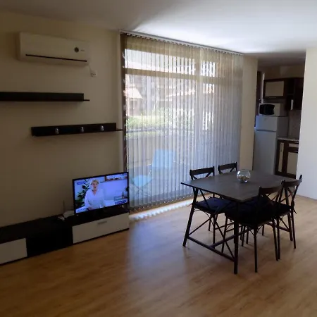 двустаен в комплекс нестинарка 아파트