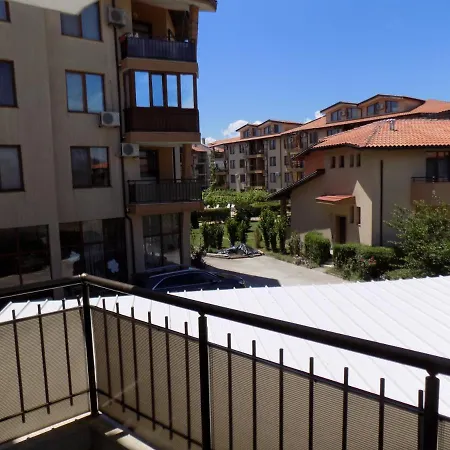 아파트 двустаен в комплекс нестинарка *